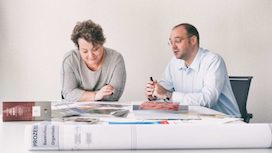 Francesca Palma und Dirk Reiner beim Interview in Reiners Büro. Öffnet Seite: An Krisen wachsen